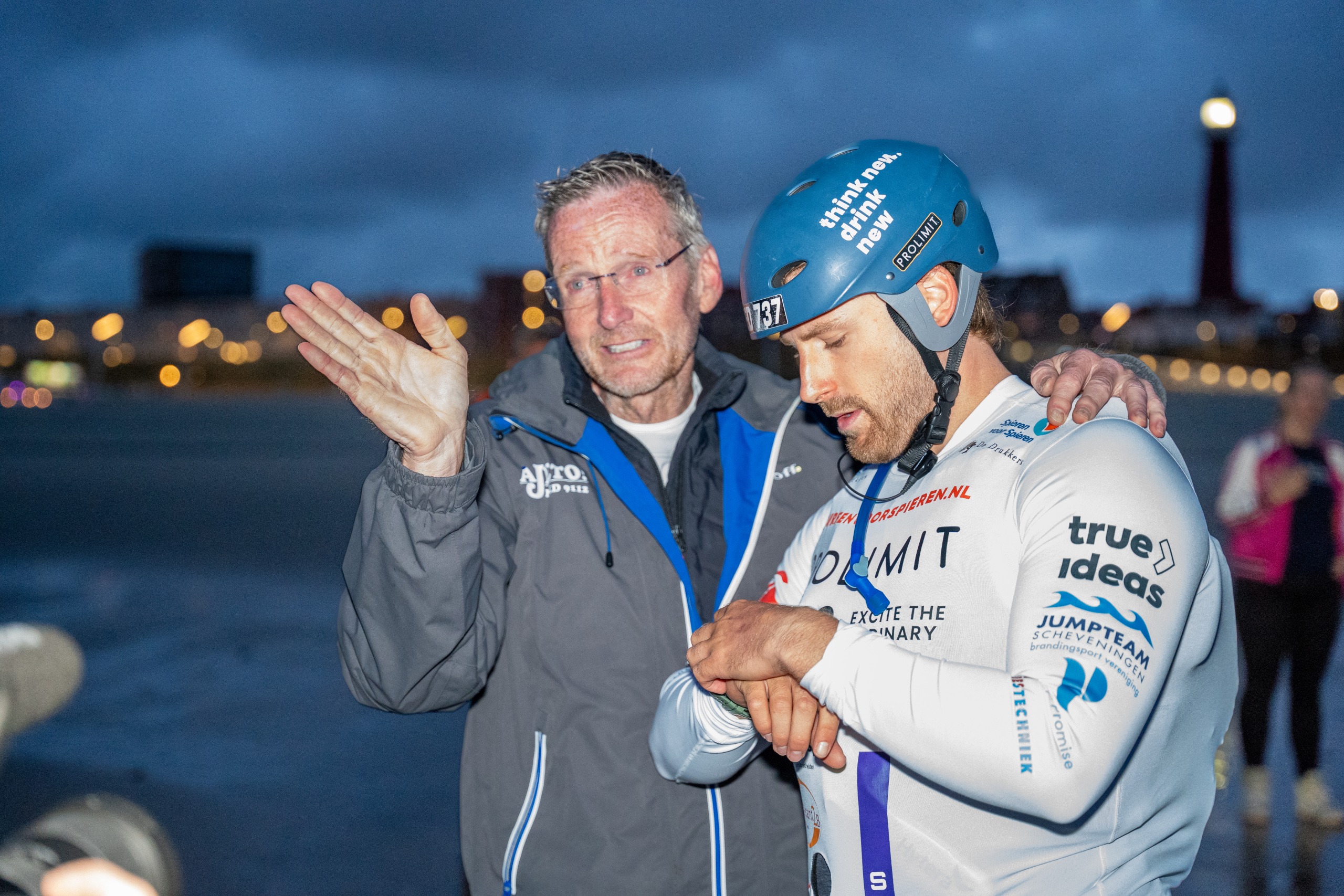 Bob van de Burgt slalomt over het water op volle snelheid